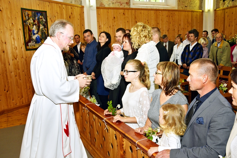 Iecavas luterāņu mācītājs Rolands Radziņš svētku dievkalpojumā svētīja jaunos un senākus draudzes locekļus.
Autors: Ivars Bogdanovs