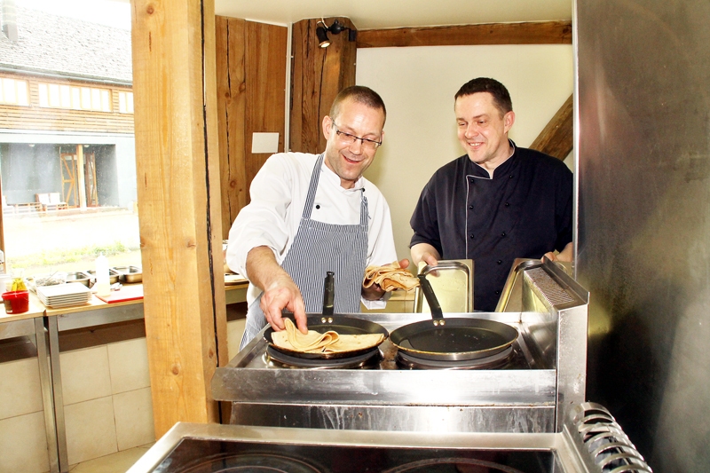 Jānis Rudājs un Jānis Melnalksnis akcijas «Atvērtās dienas laukos» laikā bija galvenās personas pankūkotavā.
Autors: Uldis Varnevičs