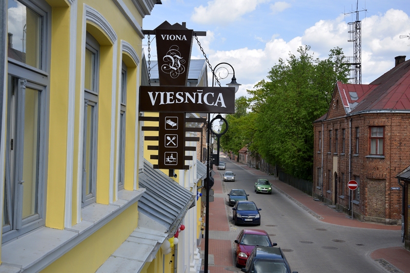 No viesnīcas «Viona» balkona paveras skaists skats uz Rīgas ielu Bauskā.  
Autors: Ivars Bogdanovs