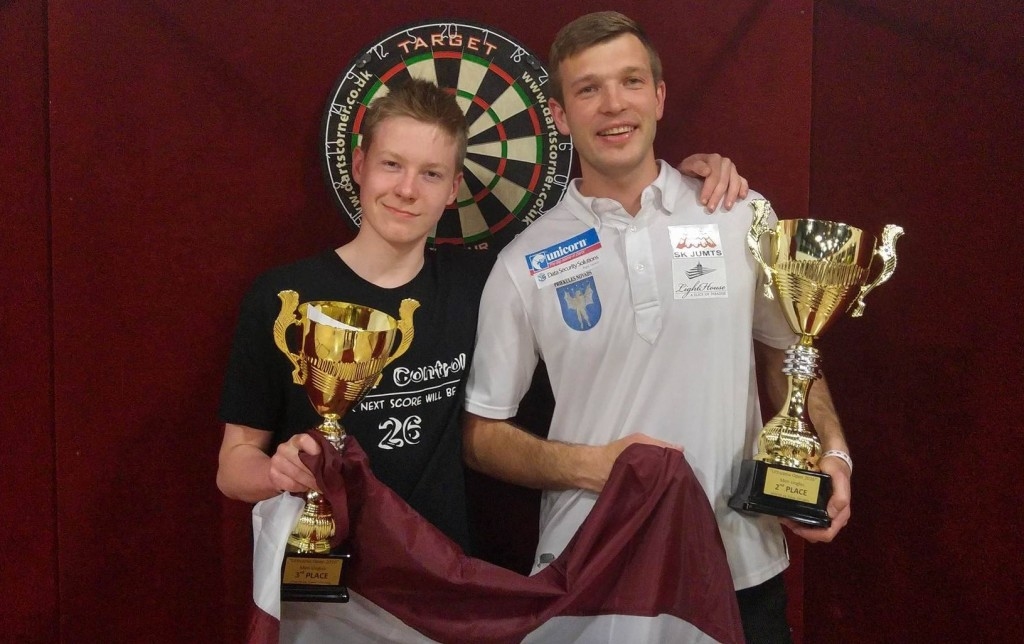 Rihards Slišāns (no kreisās) un Madars Razma priecājas par izcīnītajām godalgām. 
Autors: no latviadarts.com