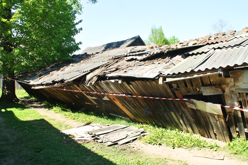 Šķūnīšus Plūdoņa ielas 39. nama pagalmā balsta vienīgi koks. 