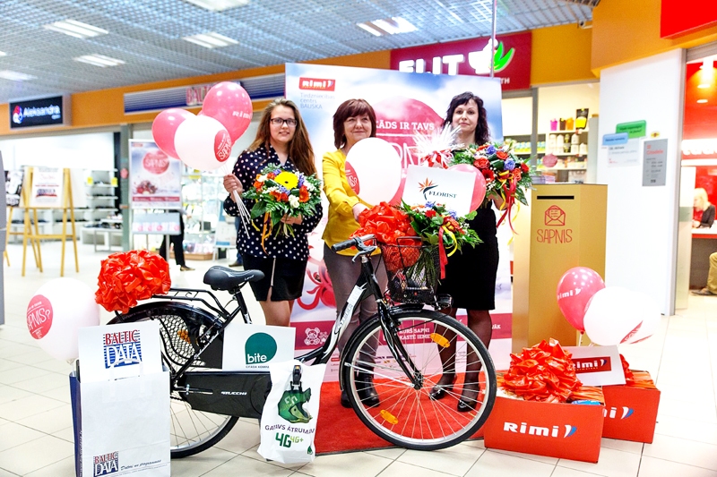 Kārotās veltes saņēma Linda Gaižauska (no kreisās), Tatjana Stančika un Anita Trofimova.
Autors: no rīkotāju albuma.