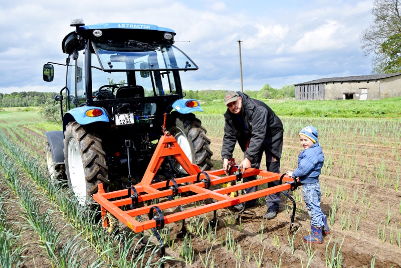 Nikolajs Maikūns ar ģimeni Vecsaules pagastā efektīvi saimnieko nelielā platībā, aprēķinot ieguldījumu un ienesīgumu no katra kvadrātmetra.
Autors: Ivars Bogdanovs
