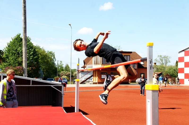 Emīls Rūgums veiksmīgi startē vairākās disciplīnās, bet Bauskas olimpiādē piedalījās augstlēkšanā.
Autors: Uldis Varnevičs