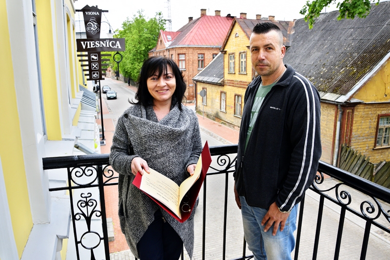 Jaunās viesnīcas iekārtošanā daudz ieguldījis SIA «Viona» celtniecības vadītājs Jānis Siliņš un kafejnīcas šefpavāre Marina Bokloganiča, kuri labprāt izmanto brīdi atelpai uz ēkas balkona.
Autors: Ivars Bogdanovs