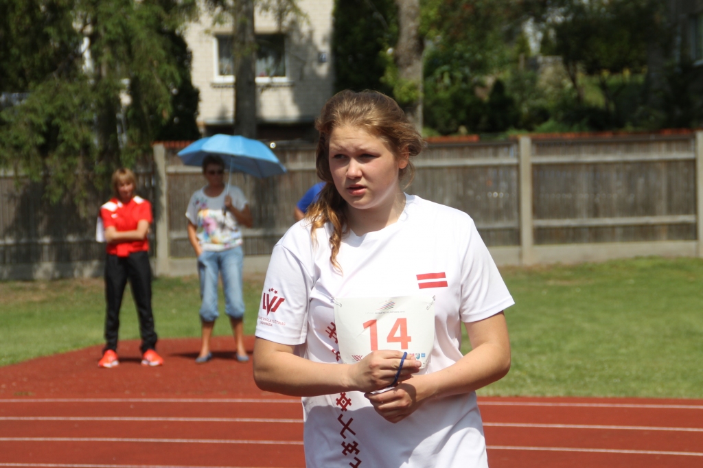 Elīza Puķāne uzvarējusi Baltijas valstu mačā mešanas disciplīnās diska mešanā. 
Autors: no «Bauskas Dzīves» arhīva