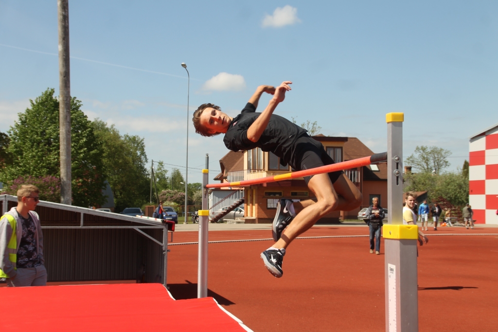 Emīls Rūgums sacensībās Bauskā startēja arī augstlēkšanā. 
Autors: no «Bauskas Dzīves» arhīva