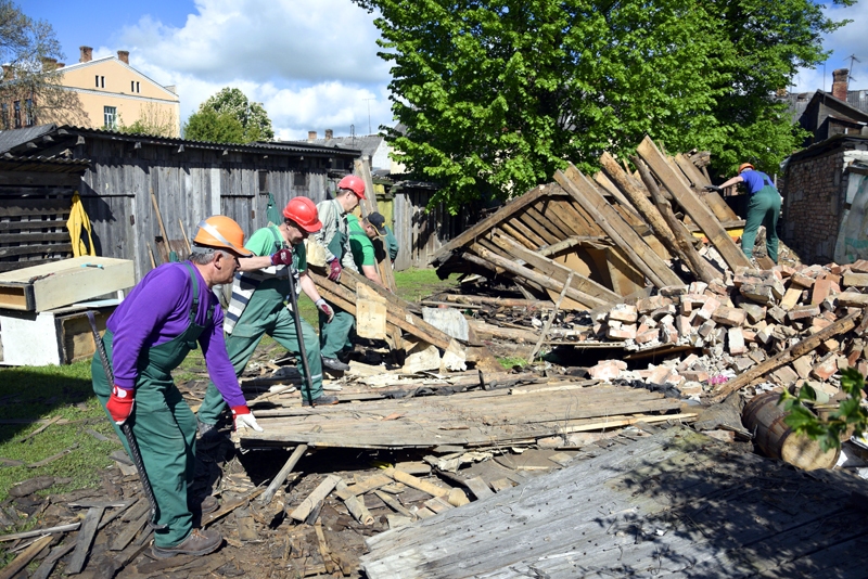 Nojaukt gandrīz sabrukušos šķūnīšus Plūdoņa ielā 39 bija grūts darbs. 
Autors: Ivars Bogdanovs