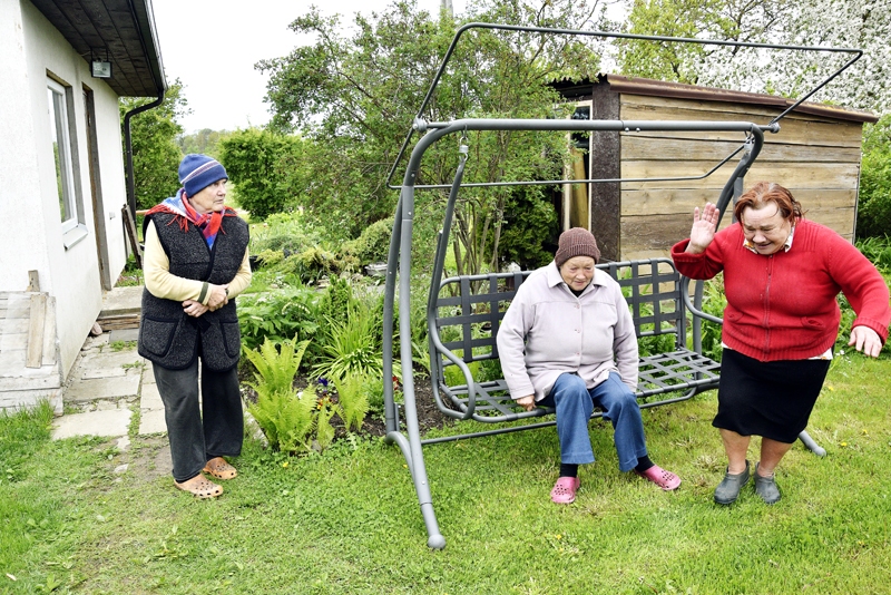 Trīs dāmas – Vera Ločmele (no kreisās), Valija Baika un Ilga Poškiene – glabā ielas stāstus.
Autors: Ivars Bogdanovs