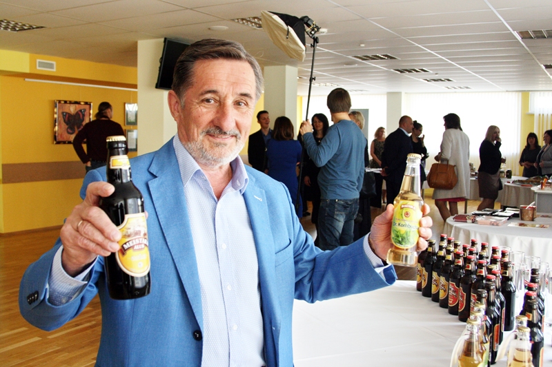 Vladimirs Barskovs, uzņēmuma «Bauskas alus» vadītājs, demonstrē jaunos produktus.
Autors: no LTA arhīva