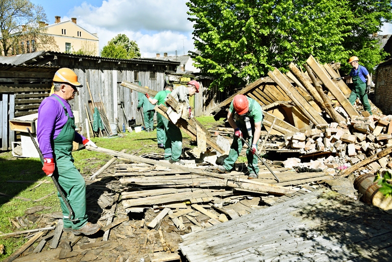 Nedrošās konstrukcijas nojaukšana nebija viegla, bet pēc darbu pabeigšanas apsaimniekotāji sola vienoties par pagalam sakārtošanu.
Autors: Ivars Bogdanovs