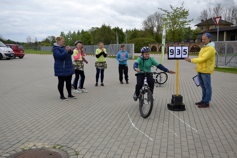 Codes pamatskolas otrā komanda «Velo juniori» izpilda praktiskās braukšanas vingrinājumus. 
Autors: Ivars Bogdanovs