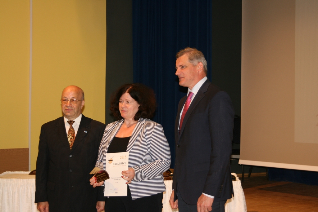 Apbalvošanas ceremonijā SIA «Kronis» tirdzniecības speciālisti Ilzi Krustu sveic Latvijas Tirgotāju asociācijas prezidents Henriks Danusēvičs un Zemkopības ministrijas parlamentārais sekretārs Ringolds Arnītis.
Autors: no LTA arhīva