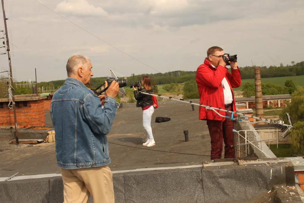 Fotoprojekta dalībnieki Gailīšu pagasta Pācē strādāja arī uz piecstāvu ēkas jumta. 
Autors: Uldis Varnevičs