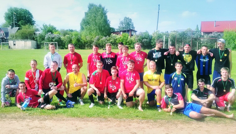 Futbola turnīra pirmo trīs vietu ieguvēji (no kreisās): «Vecumnieki» (3. vieta), «Lats uz nedēļu» (2. vieta) un uzvarētājkomanda «Lestersitij».
Autors: no sacensību organizatoru albuma