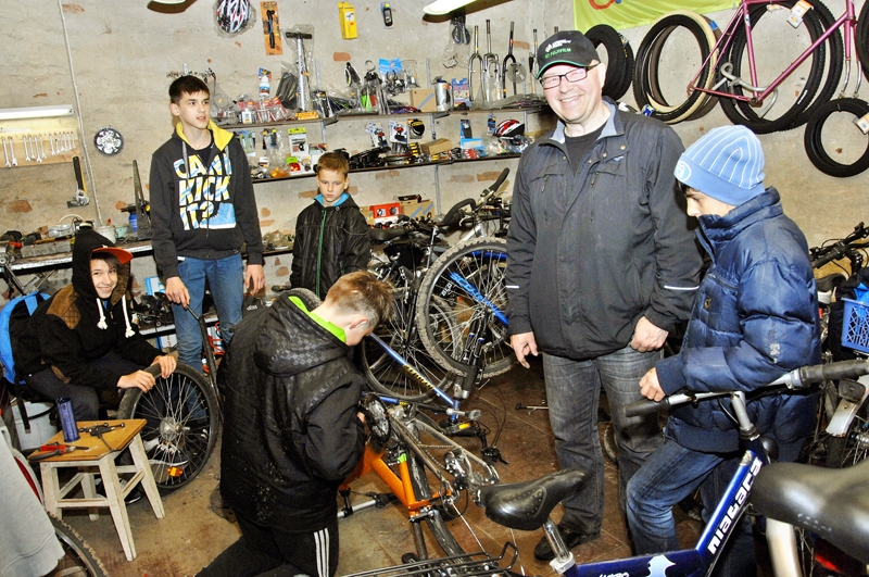 «Velosētā» darbojas jauno riteņbraucēju pulciņš, ko vada Ģirts Donerblics. Dalībnieki apgūst velosipēda uzbūvi un dažādas iemaņas.
Autors: Ivars Bogdanovs