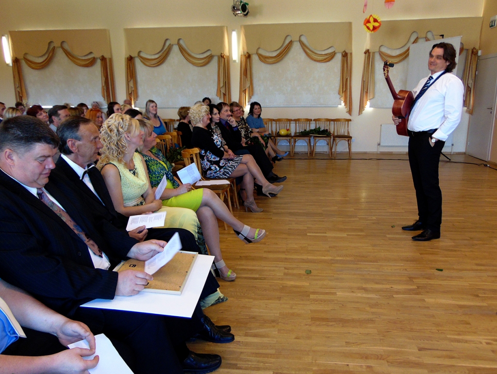 Codes pagasta amatierteātri «Spēlētprieks» 50 gadu jubilejā sveic Dailes teātra aktieris Artis Robežnieks. 
Autors: Vilnis Auzāns