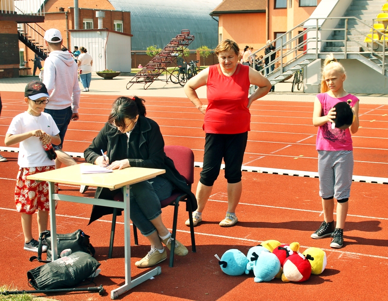 Sacīkstes ar «dusmīgo putnu» mešanu radīja īpašu noskaņu. 
Autors: Uldis Varnevičs