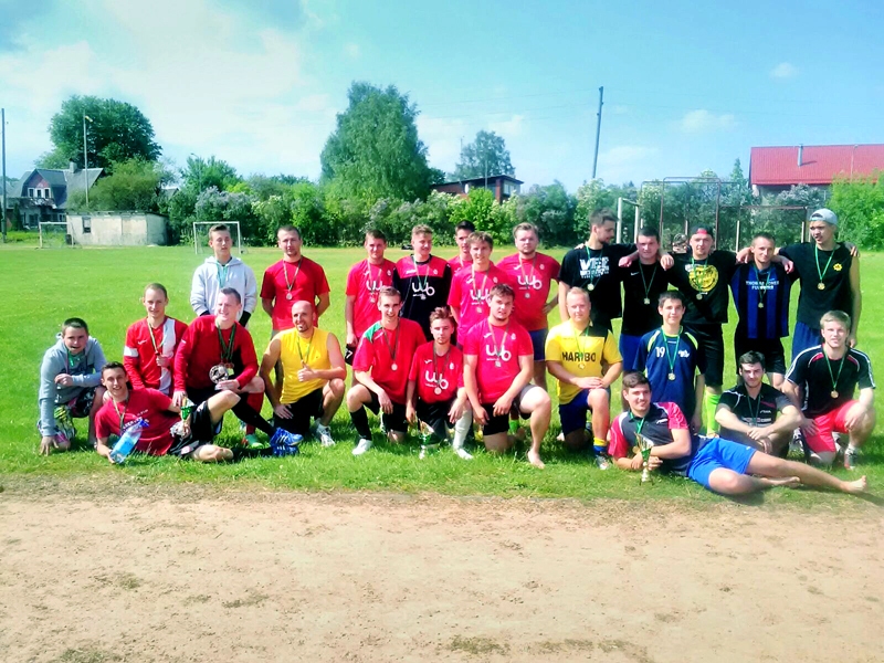 Futbola turnīra pirmo trīs vietu ieguvēji (no kreisās): «Vecumnieki» (3. vieta), «Lats uz nedēļu» (2. vieta) un uzvarētājkomanda «Lestersitij». 
Autors: no sacensību organizatoru albuma