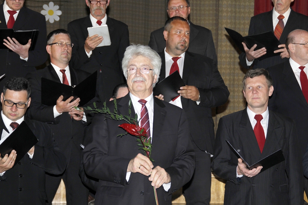 Vīru koris «Ķekava» un mākslinieciskais vadītājs Arvīds Platpers (priekšplānā).
Autors: Alise Dreimane