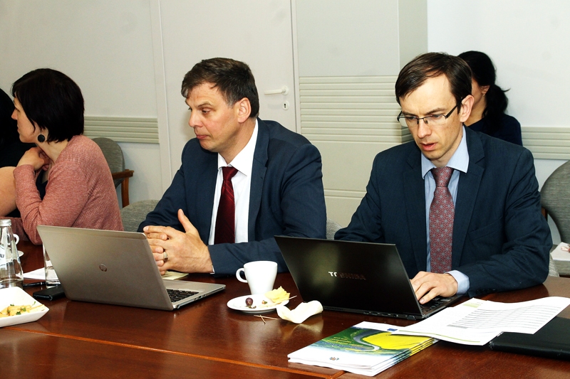 Indulis Āboliņš (no labās) uzsvēra, ka neskaidrības ar kaimiņiem izdevīgāk atrisināt pašiem. 
Autors: Uldis Varnevičs