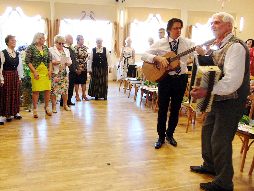 Codes pagasta amatierteātri «Spēlētprieks» 50 gadu jubilejā sveica gan Dailes teātra aktieris Artis Robežnieks, gan folkloras kopa «Dreņģeri» ar akordeonistu Leonu Zarānu.
Autors: Vilnis Auzāns