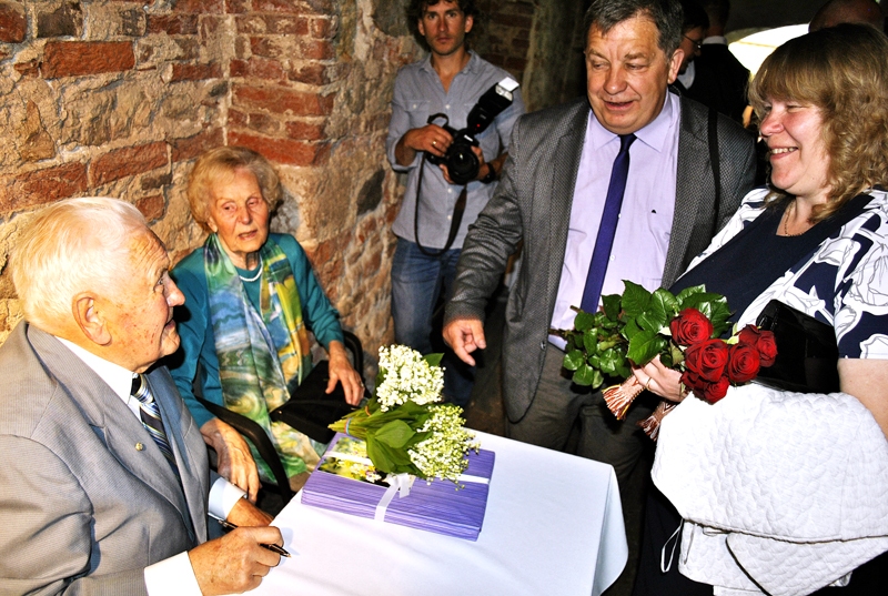 Grāmatas atvēršanas svētkos. Kārlis Zālītis kopā ar dzīvesbiedri Liesmu, grāmatas autoru Vilni Auzānu un novada domes deputāti Dairu Jātnieci.
Autors: Antra Ērgle