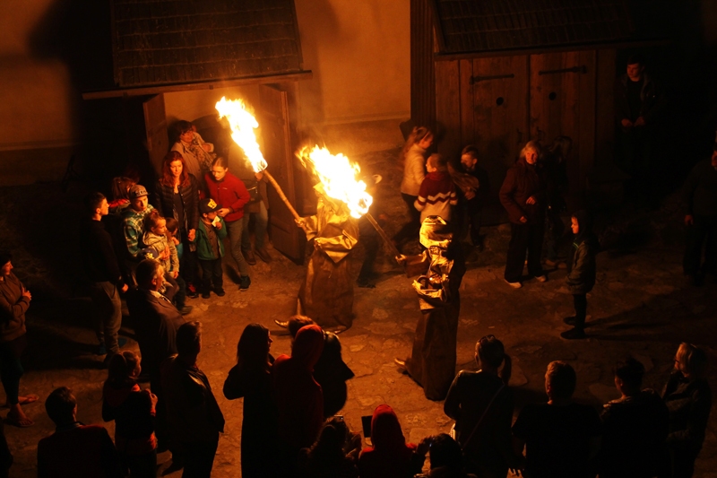 Bauskas pils muzeja burvji ar uguns lāpām no pagrabstāva iznāca pagalmā. 
Autors: Uldis Varnevičs