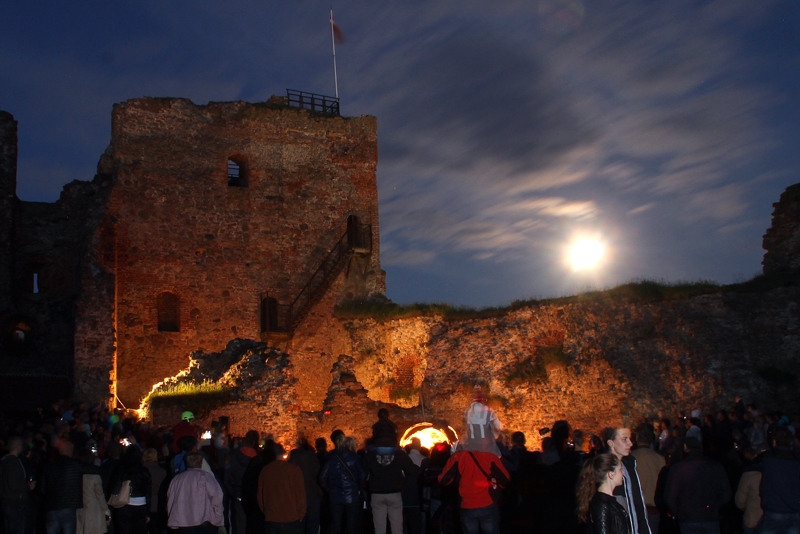 Ugunsšovs izgaismoja pilsdrupu pagalmu un radīja īpašu noskaņojumu. 
Autors: Uldis Varnevičs