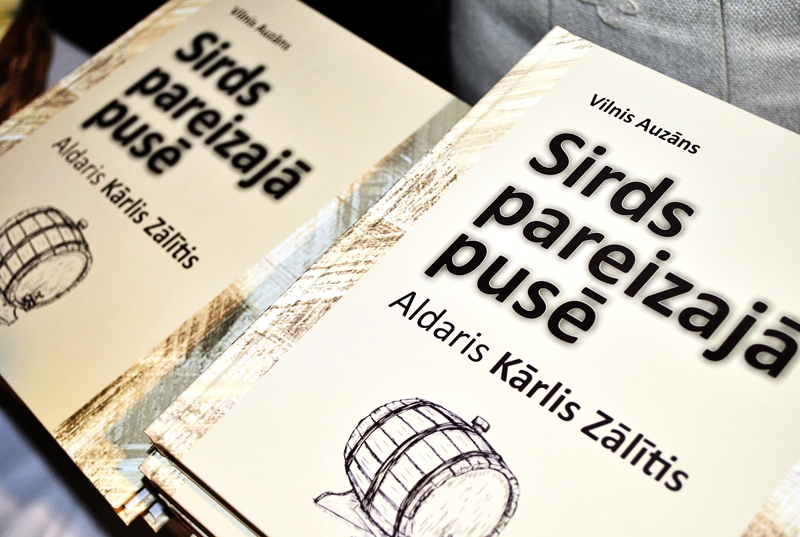 Atvēršanas svētku dalībnieki dāvanā saņēma jauno grāmatu ar meistara autogrāfu.
Autors: Antra Ērgle