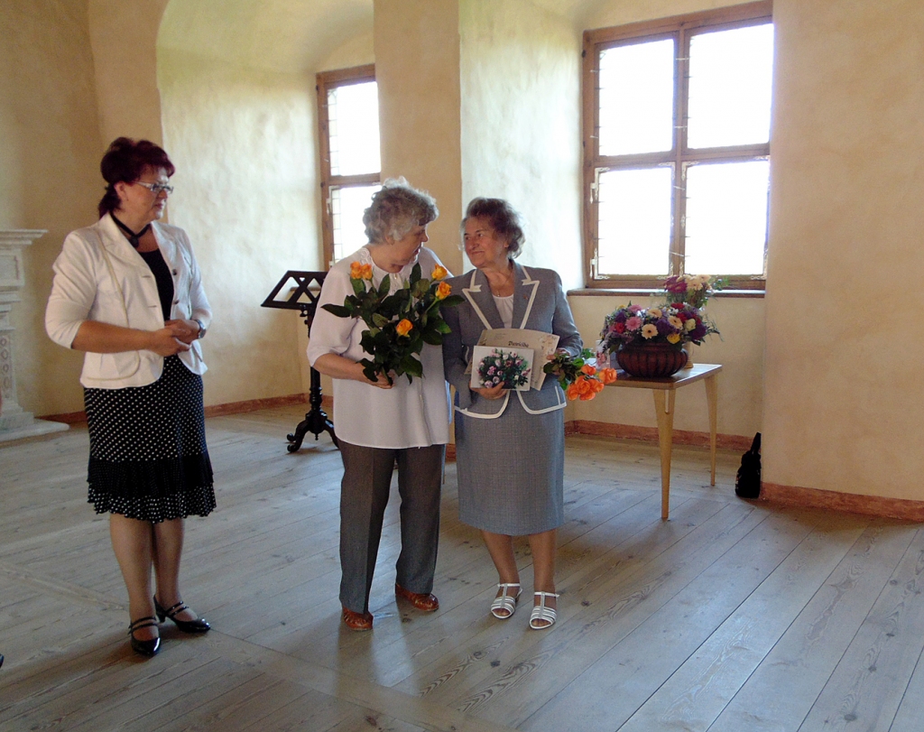 Bauskas nodaļas vadītāju Ženiju Stundu (no labās) sveic Latvijas Multiplās sklerozes asociācijas valdes pārstāve Skaidrīte Beitlere. 
Autors: Vilnis Auzāns