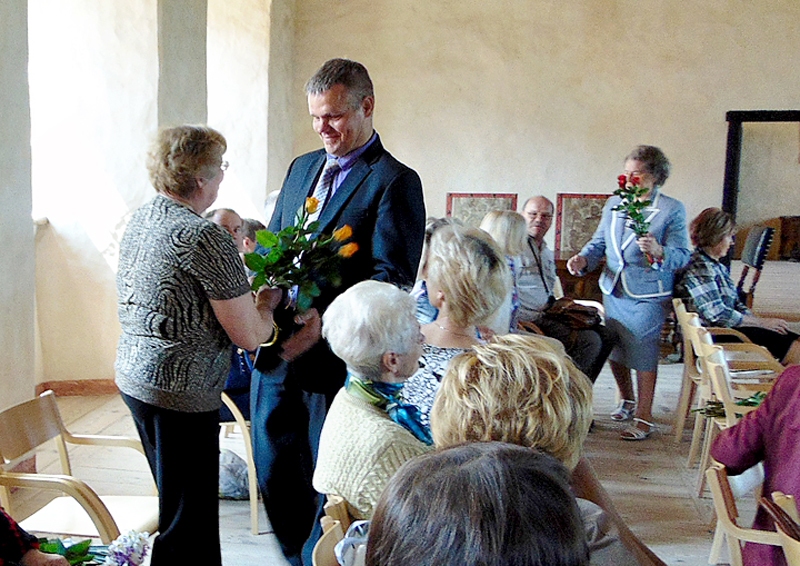 Svētkos sveic vienu no ilggadējām Bauskas nodaļas dalībniecēm Aiju Černovsku. Nodaļas vadītāja Ženija
Stunda attēlā aizslēpusies aiz ziediem.
Autors: Vilnis Auzāns
