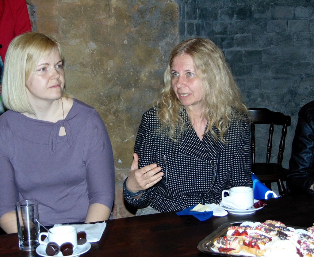 Gita Vožniaka (no labās) maija sākumā kafejnīcā «Pils krogs» diskutē ar EP deputātu K. Kariņu. 
Autors: Vilnis Auzāns