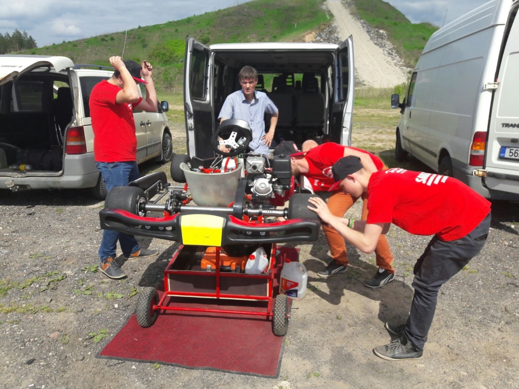 Einārs Drozdovskis (centrā) ir mācību iestādes skolotājs un komandas pārstāvis. 
Autors: no skolas komandas albuma