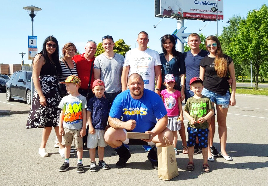 Otomārs Skreija (vidū) kopā ar saviem līdzjutējiem.
Autors: no O. Skreijas albuma
