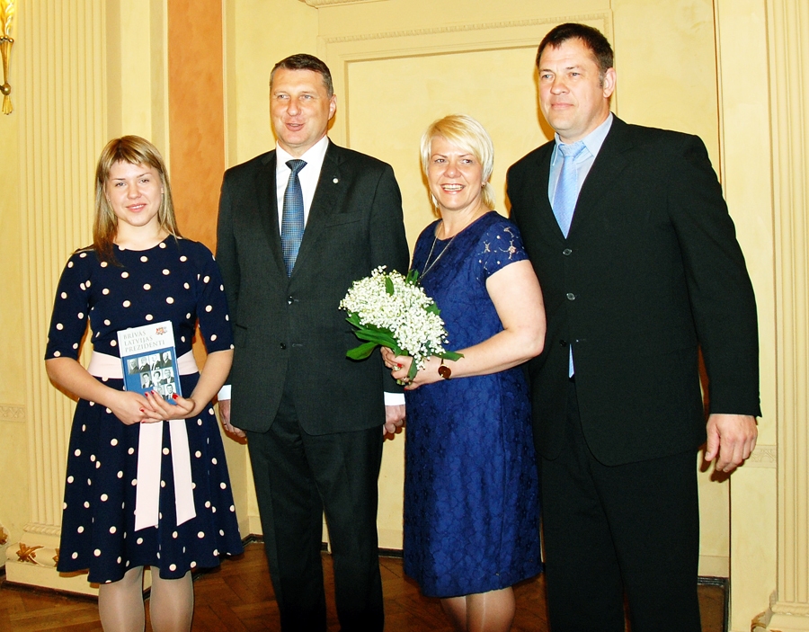 Beāte Jašuka kopā ar Valsts prezidentu Raimondu Vējoni un vecākiem Andu un Juri konkursa apbalvošanā Rīgā.
Autors: no personiskā albuma.