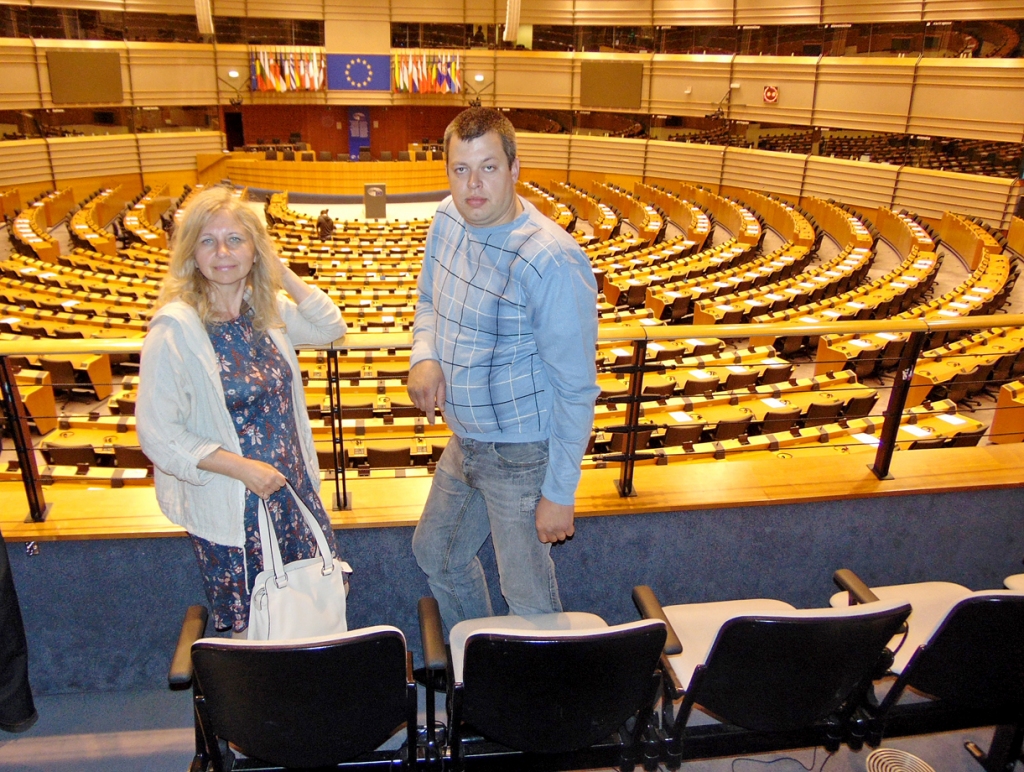 Gita Vožniaka un Andis Kutra Briselē, Eiropas Parlamenta lielajā sēžu zālē. 
Autors: Vilnis Auzāns