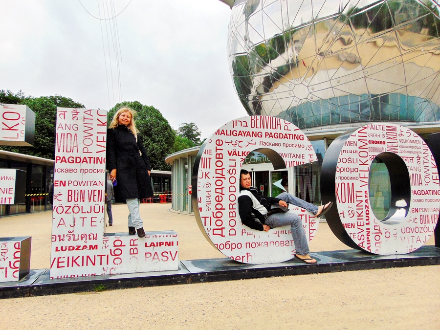 Laikraksta «Bauskas Dzīve» lasītāji Gita Vožniaka un Andis Kutra pie viena no Briseles simboliem – Atomiuma. 
Autors: Vilnis Auzāns