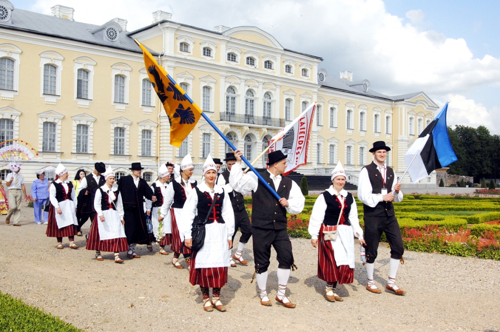 Svētku gājiens Rundālē 2015. gadā. 
Autors: no «Bauskas Dzīves» arhīva