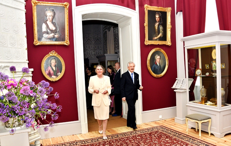 Rundāles pils muzeja direktors Imants Lancmanis un Doroteja fon Bēra, atklājot Bēru dzimtas portretu ekspozīciju muzejā.
Autors: Ivars Bogdanovs