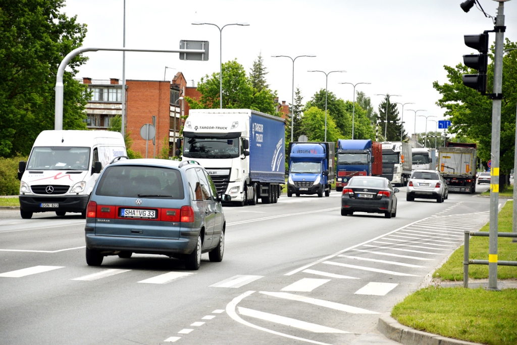 Bauskas centru diennaktī šķērso 10 līdz 17 tūkstoši automašīnu. Apmēram puse no tām ir kravas auto un smagā lauksaimniecības tehnika. 
Autors: Ivars Bogdanovs