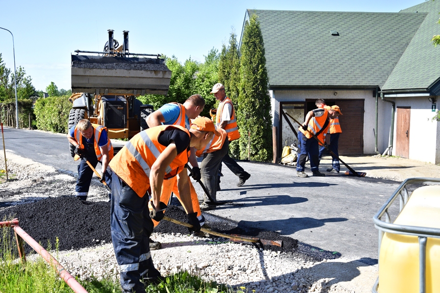 Dreņģerkalna ielā būvnieki piektdien asfaltēja privātmāju piebrauktuves. 
Autors: Ivars Bogdanovs