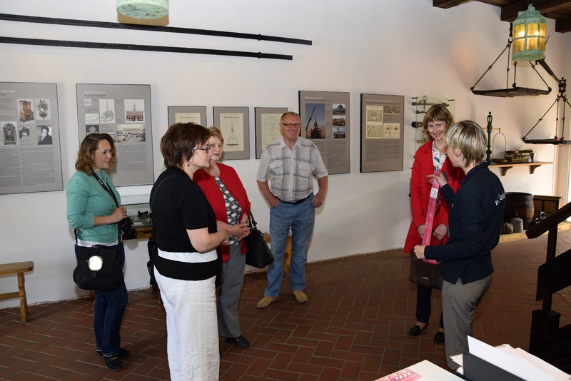 Bauskas tūrisma informācijas centra vadītāja Inese Turkupole-Zilpure iepazīstina jēkabpiliešus ar ekspozīciju «Sver un mērī Bauskā».
Autors: Ivars Bogdanovs