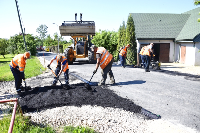 Dreņģerkalna ielā būvnieki piektdien asfaltēja privātmāju piebrauktuves.
Autors: Ivars Bogdanovs