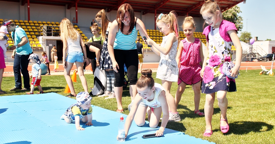Rāpošanas čempionātā Alberta Mundas dalība ir komandas sasniegums – māsa Žanete vilina, Gundega filmē, mamma Ilze atbalsta. 
Autors: Uldis Varnevičs