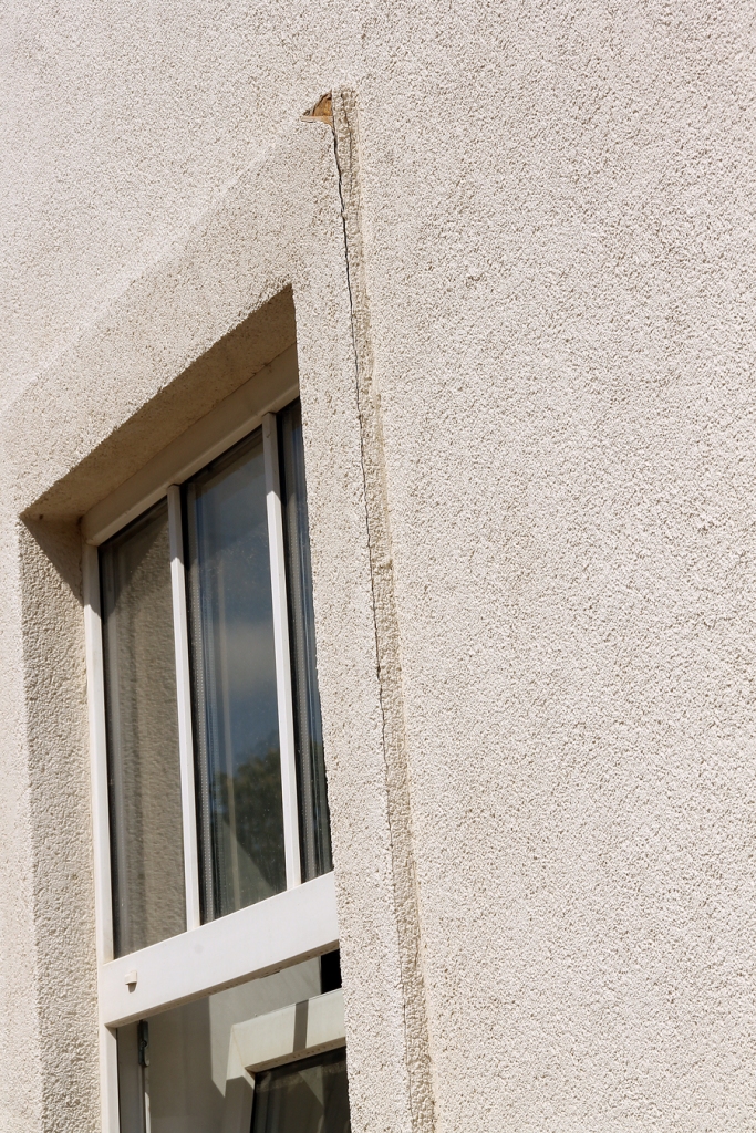 Uzvaras ielas 19. nama remonta defektus SIA «Vides serviss» sola labot. 
Autors: Uldis Varnevičs