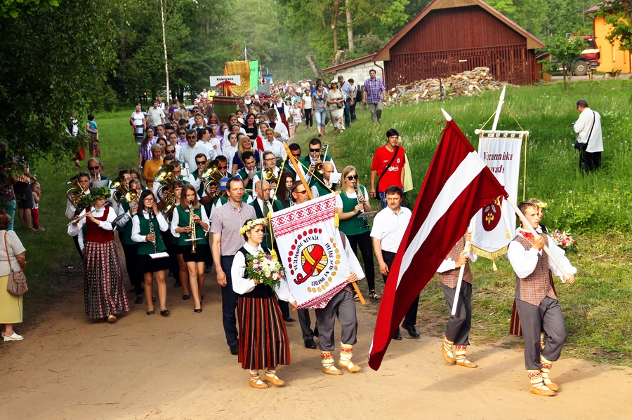 Gājiena dalībniekus no vairākiem novadiem sveica skatītāji.
Autors: Uldis Varnevičs