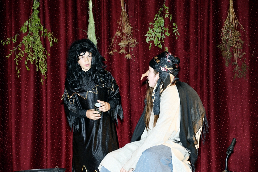 Bērsteles amatieri rādīja blēņu lugu izteiksmīgos tērpos.
Autors: Ivars Bogdanovs