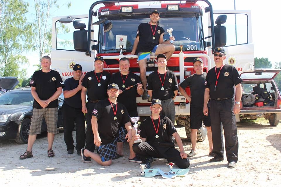 Vecumnieku ugunsdzēsēji šogad sacensību kausu noturēja savās mājās. 
Autors: no Vecumnieku novada domes albuma