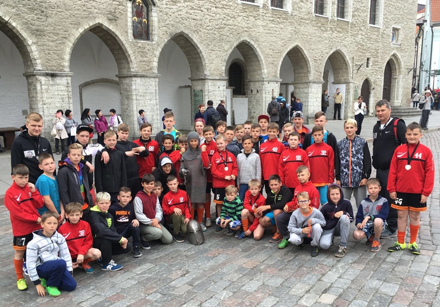 «Bauskas BJSS» komanda ne tikai cīnījās florbola laukumos, bet arī apskatīja Tallinas vecpilsētu un pielaikoja bruņinieka tērpu.
u10 – «Bauskas BJSS» U10 komanda.
Autors: Elīna Gruncka